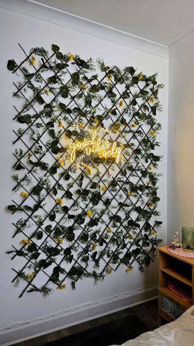 The Ferns - Shared Garden Apartment With Parking Darvel Exterior foto